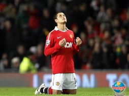 El jugador mexicano Javier Hernández reza por poder arrancar el duelo ante el Crawley Town. MEXSPORT  /