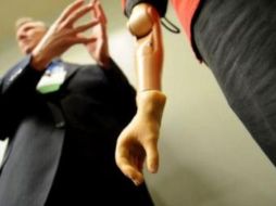 El doctor Todd Kuiken explica el funcionamiento del brazo robótico. AFP  /