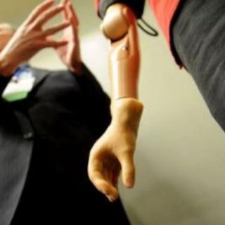 Presentan primer brazo biónico que obedece a impulsos cerebrales