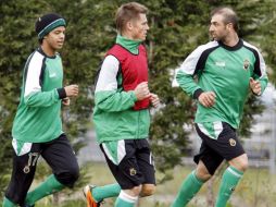 Giovani dos Santos (izq), entrena junto a sus compañeros los suecos Markus Rosenberg (centro) y Kennedy. EFE  /