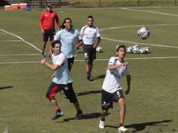 Los jugadores del Atlas buscan el dominio del esférico en una práctica de los Zorros. S. NUÑEZ  /