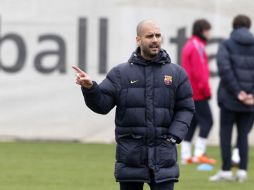 El técnico del Barcelona Josep Guardiola durante el entrenamiento del equipo. REUTERS  /