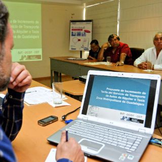 Analizarán incremento a las tarifas de taxis