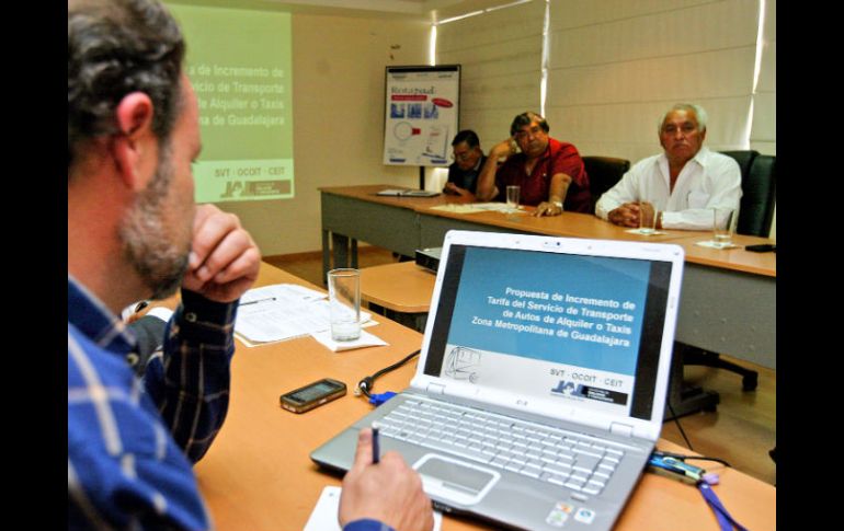 Representantes de taxistas insisten en que el incremento de 50% en las tarifas está justificado. E. BARRERA  /