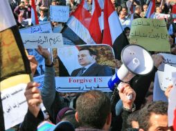 Egipcios continúan manifestaciones en El Cairo. El FMI asegura que la economía no se verá afectada en países de Medio Oriente. EFE  /