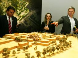 A la derecha, el socio principal de la firma Foster + Partners,Brandon Haw, quien visitó la ciudad por tercera ocasión. E. BARRERA  /