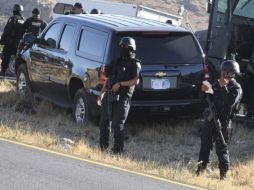 Policías federales inspeccionan la zona en que fueron atacados los agentes del Servicio de Inmigración de Estados Unidos. REUTERS  /