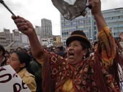 Los inconformes piden mejores sueldos al gobierno de Evo Morales. AP  /