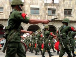Luego de los honores a la bandera se espera el mensaje que ofrecerá el general Galván Galván. ARCHIVO  /