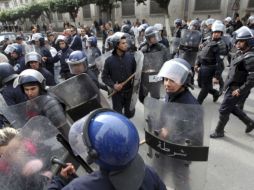 Policías antidisturbios cargan contra los asistentes a una manifestación contra el régimen. EFE  /