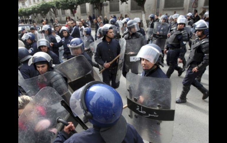 Policías antidisturbios cargan contra los asistentes a una manifestación contra el régimen. EFE  /