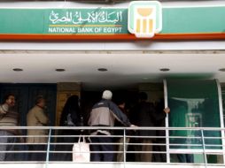 El Banco Central de Egipto inició operaciones en efectivo en las entidades bancarias el 06 de febrero. EFE  /