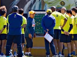Carlos Reinoso (c) explica a sus jugadores la táctica ante Morelia. MEXSPORT  /