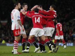 Javier Hernández festeja con sus compañeros el único tanto del partido. REUTERS  /