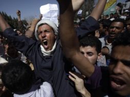 Manifestantes contra el gobierno  gritan consignas. AP  /