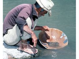 La actividad de las dragas genera 100 mil soles (36 mil dólares) diarios de ingresos a los mineros ilegales. ARCHIVO  /