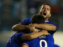 Emanuel Villa festeja con Isaac Romo una de las anotaciones con las que Cruz Azul vence al Atlas. MEXSPORT  /