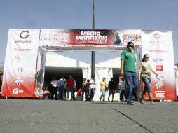 El stand de inscripciones para la carrera se montó en la Plaza de la Liberación, en el Centro Histórico de Guadalajara. M. FREYRÍA  /