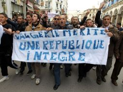 Manifestantes argelinos iniciaron una marcha en demanda de reformas en el poder.EFE  /