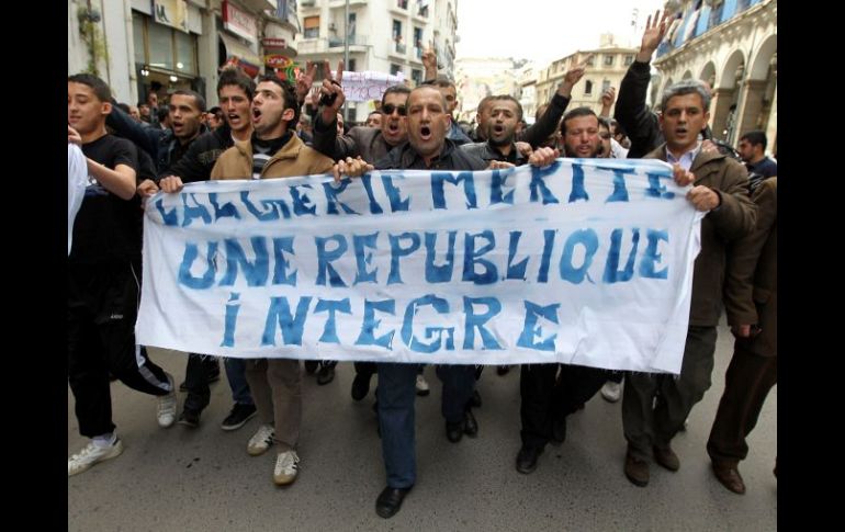 Manifestantes argelinos iniciaron una marcha en demanda de reformas en el poder.EFE  /