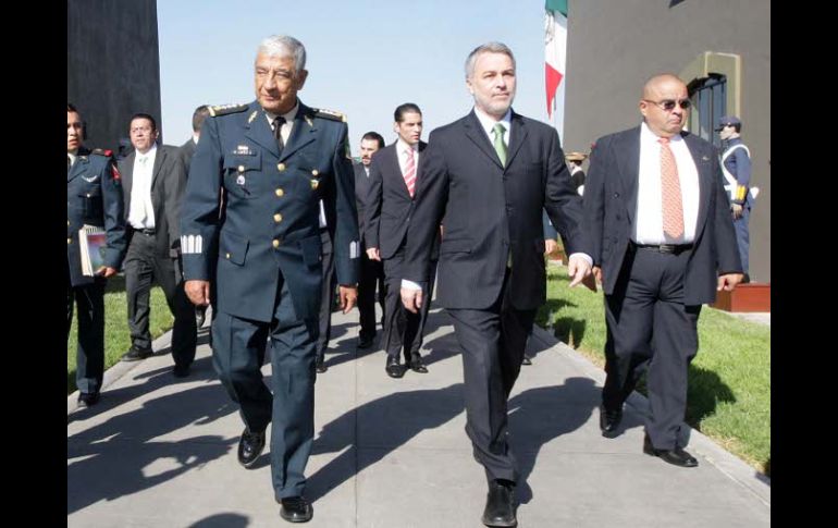 • Raúl López (izq.), comandante de la V Región Militar, camina junto al gobernador, Emilio González. A. CAMACHO  /