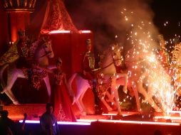 Al inicio de las fiestas, desfilan por las calles carros alegóricos. ESPECIAL  /