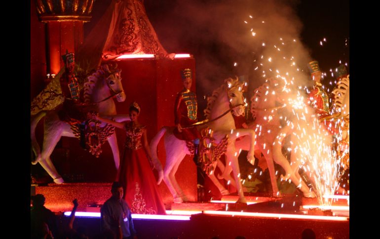 Al inicio de las fiestas, desfilan por las calles carros alegóricos. ESPECIAL  /