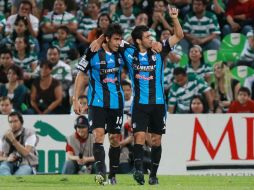 Isaac Acuña y Carlos Bueno, los dos anotadores del partido, celebran la victoria de Gallos Blancos. MEXSPORT  /