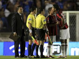 Carlo Costly reclama al cuerpo arbitral algunas de sus decisiones del juego contra Cruz Azul. MEXSPORT  /