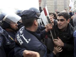Antimotines contienen el paso a argelinos rumbo a la Plaza Primero de Mayo, en Argel. EFE  /
