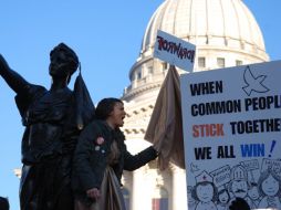 Partidarios del gobernador de Wisconsin portan pancartas de apoyo afuera del Capitolio estatal en apoyo a su propuesta. AFP  /