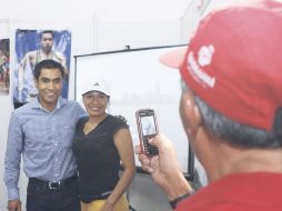 Juan Luis Barrios se presentó en el área de inscripciones para convivir con sus seguidores. M. FREYRÍA  /