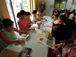 Los niños no precisan de una gran cantidad de libros, sino que se benefician de una exposición repetida a los que tengan. ARCHIVO  /