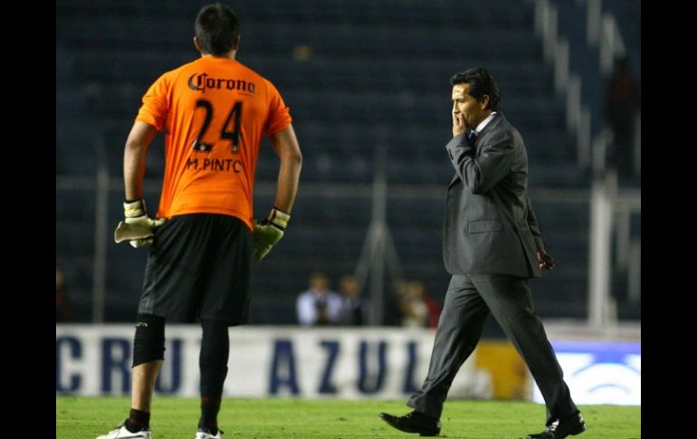 El director técnico del Atlas, Benjamín Galindo (der.), lamenta la derrota de su equipo. MEXSPORT  /