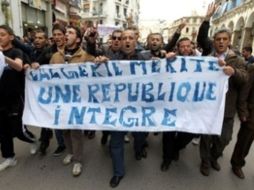 Los manifestantes piden el fin del régimen de Gadafi. EFE  /