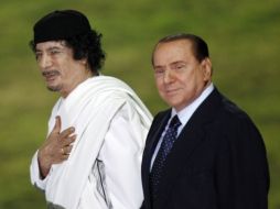Esta foto  de archivo muestra a Silvio Berlusconi  y  a Muammar Gaddafi  revisando una guardia de honor  en Roma. REUTERS  /