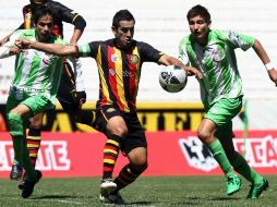 Miguel Zepeda (centro) de Leones Negros disputa el balón ante Paulo Serafin (I) de Durango. MEXSPORT  /