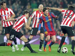 Hasta cuatro jugadores del Athletic de Bilbao marcaban a Messi durante el partido. EFE  /