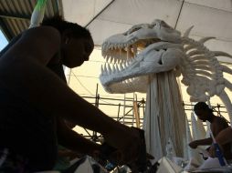 Una mujer trabaja ultimando detalles para el desfile del Carnaval 2011 en Brasil. EFE  /