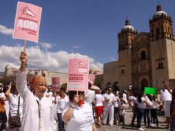 Manifestantes en el atrio del templo de Santo Domingo. EL UNIVERSAL  /