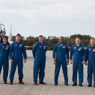 Tripulantes del Discovery se alistan para lanzamiento