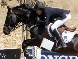 Andrés Azcárraga, del Club Hípico La Cantera, monta a 'Vaduz Radio Fórmula', con el que ganó la prueba estelar de ayer. A. CAMACHO  /