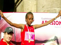 La ganadora etiope, Sherwarge Alane, festeja su primer lugar en el podio. E. BARRERA  /