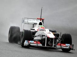 Sergio Pérez tripula su Sauber C30 en Barcelona. EFE  /