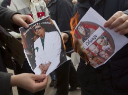 En Trípoli miles de personas protestan en contra del gobierno de Gadfhafi. EFE  /
