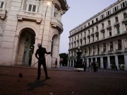 Un trabajador limpia una acera en la zona céntrica de la Habana. AP  /