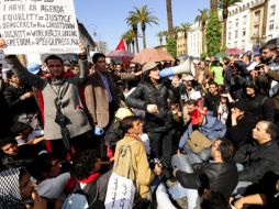 Los marroquís piden reformas políticas y limitar los poderes del rey. EFE  /