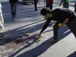 Un activista deposita una ofrenda floral en el lugar que un indocumentado perdió la vida. AP  /