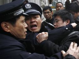 Policías chinos forcejean con uno de los manifestantes, en Beijing. REUTERS  /