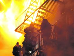 Bomberos de la ciudad de Nueva York tratan de consumir las llamas. AP  /